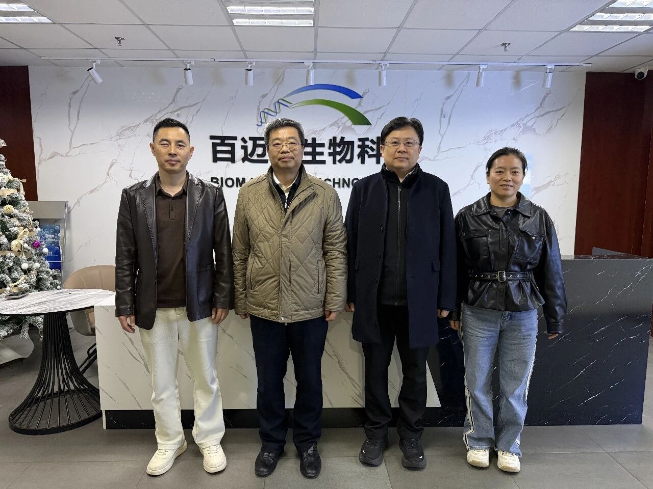 順義區(qū)政協(xié)副主任、科委主任楊鳳輝（左二）、南法信地區(qū)黨委書記張小軍（右二）